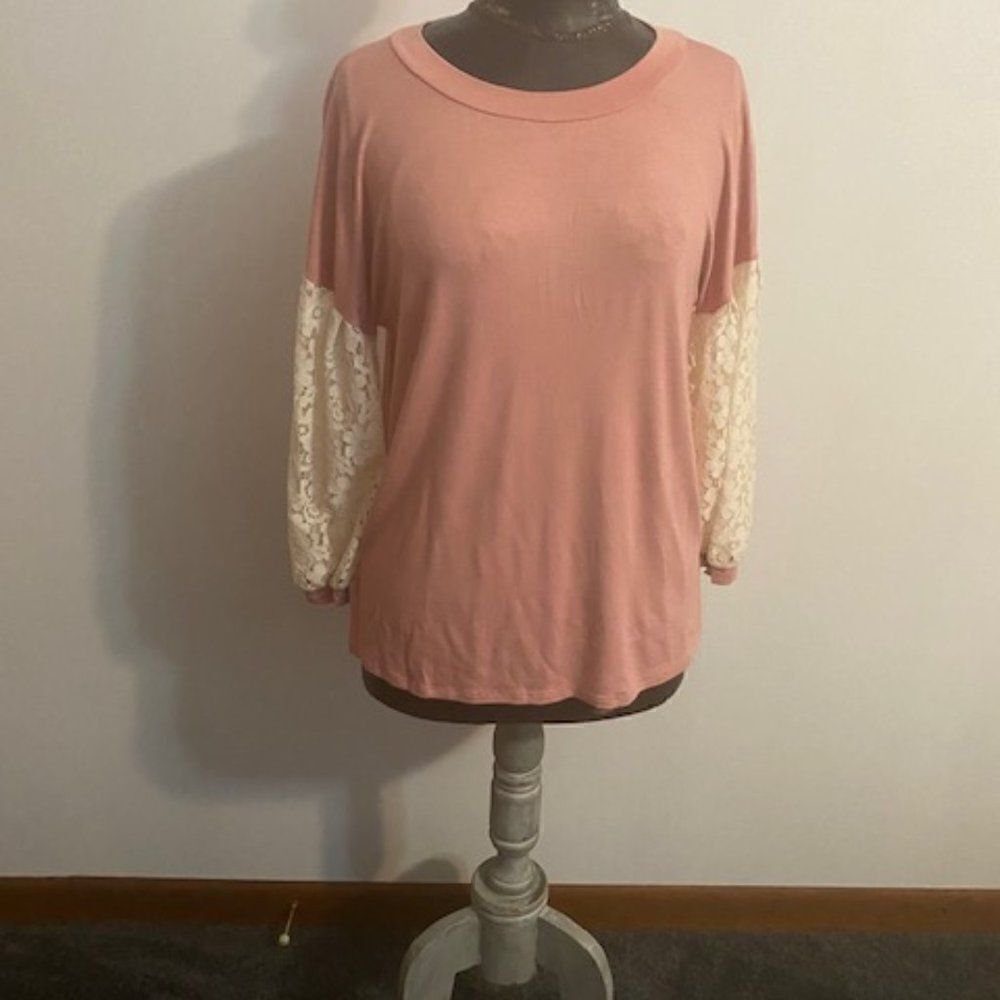 Cha Cha Vente Coral crew neck with lace sleeves, size M